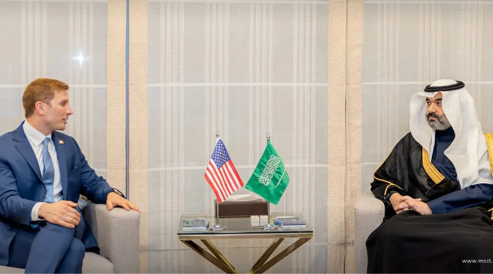 السواحه خلال لقائه وكيل وزارة الخارجية الأميركية للشؤون الاقتصادية (إكس)