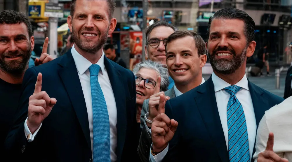 دونالد ترمب الابن وإريك ترمب وزاك ويتكوف المؤسس المشارك والرئيس التنفيذي لشركة «وورلد ليبرتي فاينانشال» يشيرون بأيديهم خارج مبنى «ناسداك» بعد قرع جرس الافتتاح (أرشيفية - رويترز)