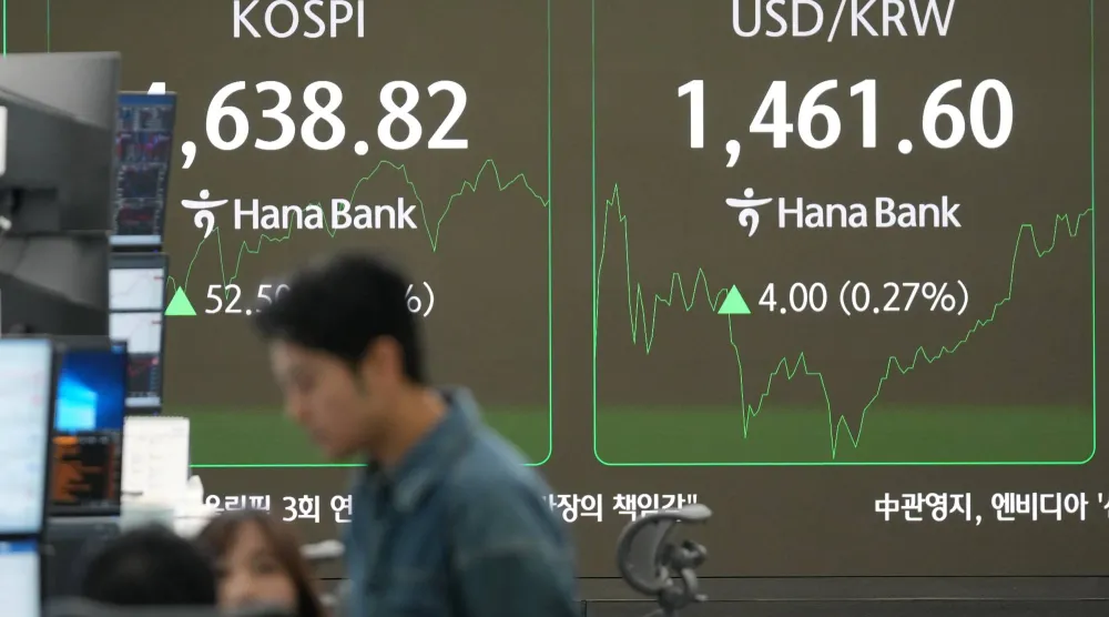 متداولون يتابعون أداء مؤشر كوسبي وسعر صرف الدولار مقابل الوون في سيول (أ.ب)