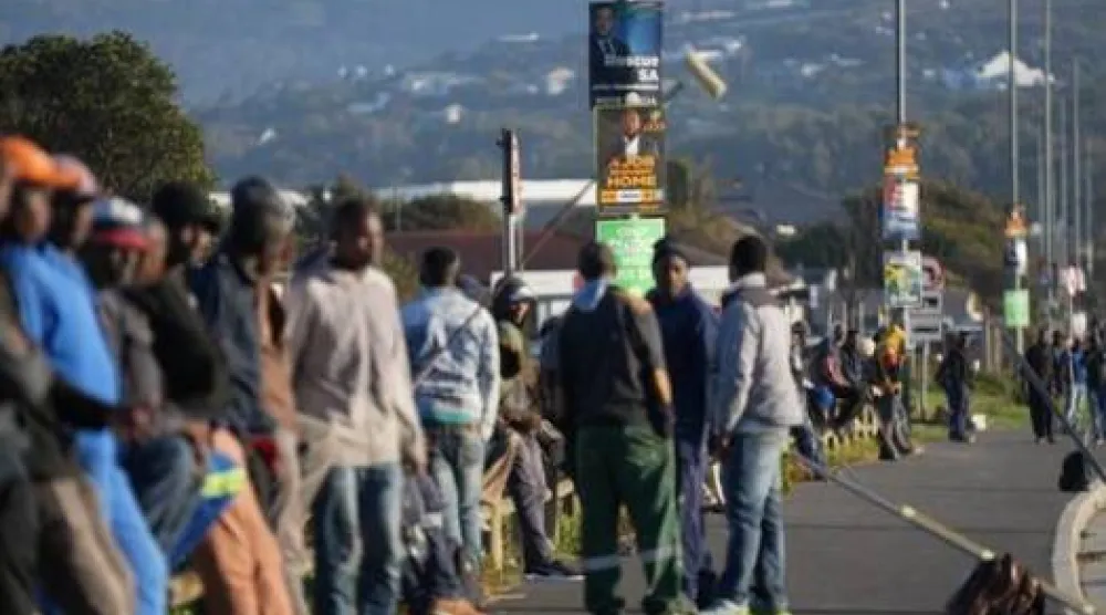 يصطف عاطلون عن العمل في أحد الشوارع بكيب تاون في جنوب أفريقيا (رويترز)
