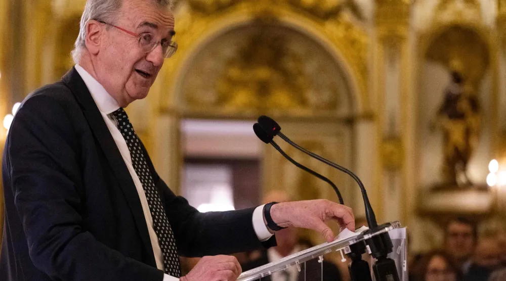 فرنسوا فيليروي دي غالهو يلقي كلمة خلال تهاني العام الجديد في القاعة الذهبية لـ«بنك فرنسا» 12 يناير 2026 (أ.ف.ب)