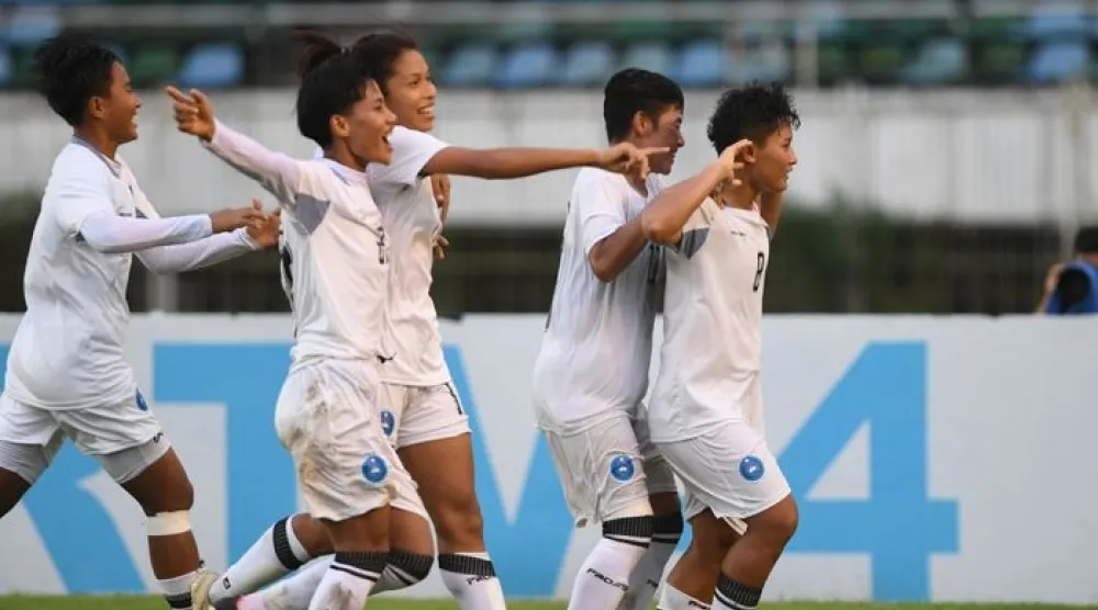 لاعبات وستاليون لاجونا الفلبيني يحتفلن بالتأهل إلى الأدوار الإقصائية لدوري أبطال آسيا للسيدات (الاتحاد الآسيوي)