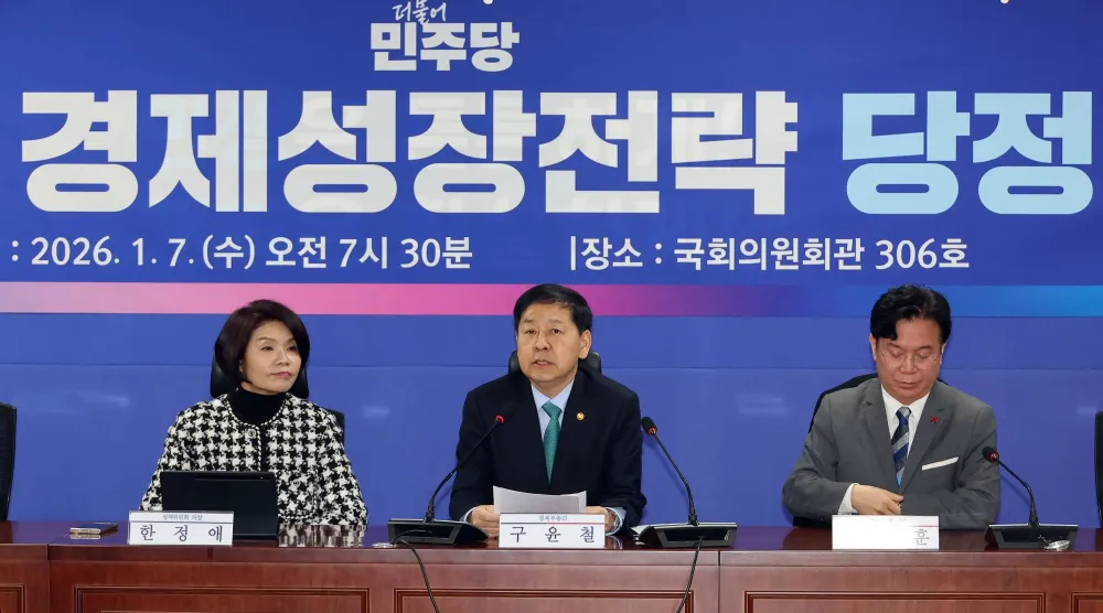 وزير المالية الكوري الجنوبي كو يون تشول يناقش استراتيجيات النمو الاقتصادي مع مسؤولين حكوميين في سيول يوم 7 يناير 2026 (إ.ب.أ)