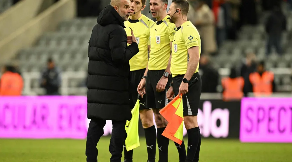 غوارديولا يعترض على طاقم التحكيم بعد نهاية المباراة رغم الفوز (أ.ف.ب)