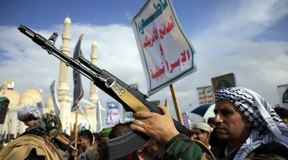 عنصر حوثي في ميدان السبعين بصنعاء خلال حشد للجماعة المتحالفة مع إيران (إ.ب.أ)
