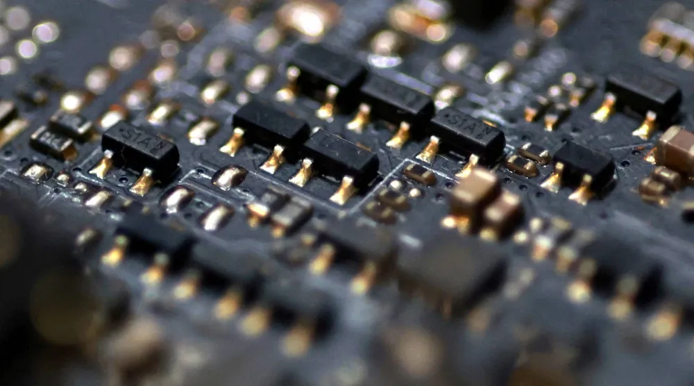 لوحة أم في أحد أجهزة الكومبيوتر (رويترز)