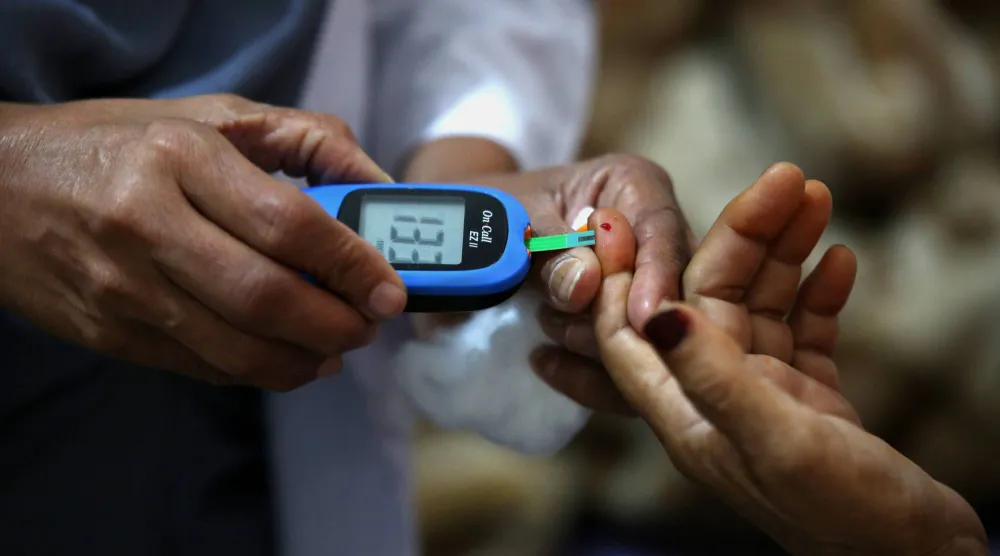 قياس مستوى السكر بالدم (أرشيفية - إ.ب.أ)