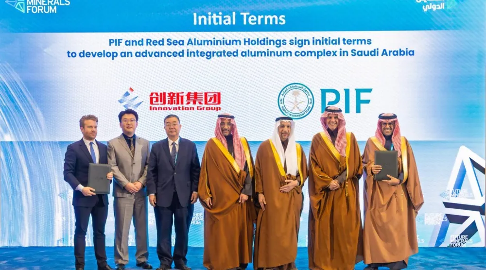 صورة جماعية عقب توقيع الاتفاقية لتطوير مجمع منتجات الألمنيوم في مدينة ينبع (الشرق الأوسط)