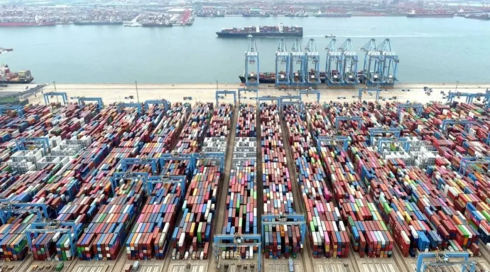 ارتفاع الرسوم الجمركية والرقابة على الاستثمار الأجنبي وتشديد القيود على إمدادات الموارد أمثلة على «المواجهة الجيواقتصادية» بين الدول (رويترز)