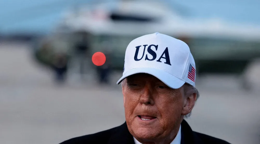 الرئيس الأميركي دونالد ترمب يتحدث إلى الصحافيين في قاعدة أندروز الجوية المشتركة بولاية ماريلاند 13 يناير 2026 (رويترز)