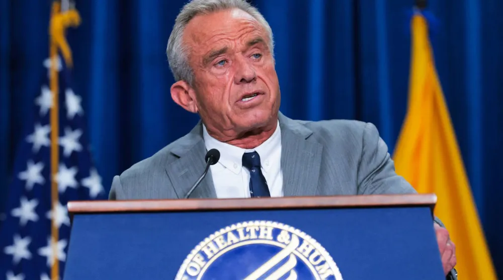 وزير الصحة والخدمات الإنسانية الأميركي روبرت ف. كينيدي جونيور يلقي كلمة خلال فعالية في واشنطن - 8 يناير 2026 (أ.ف.ب)