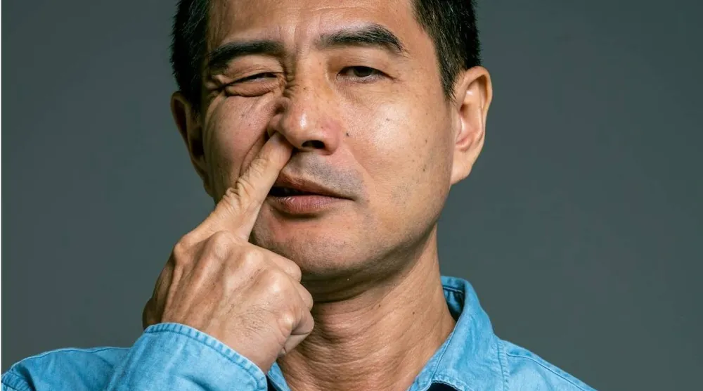 الأصابع المتسخة يمكن أن تنقل البكتيريا إلى داخل الأنف (بيكسلز)