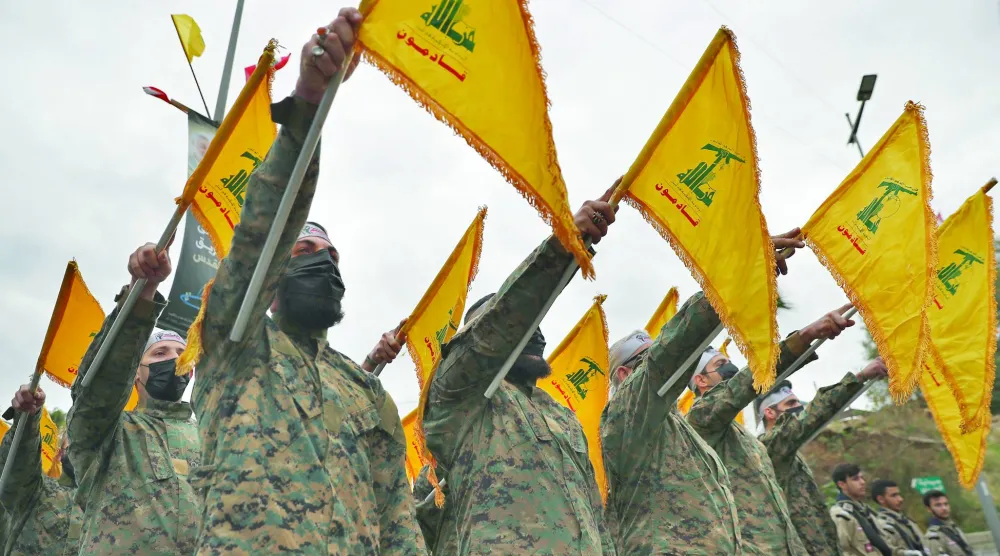 عناصر في «حزب الله» يؤدون القسم أمام نصب للجنرال الإيراني قاسم سليماني في بيروت عام 2022 (أرشيفية - أ.ب)