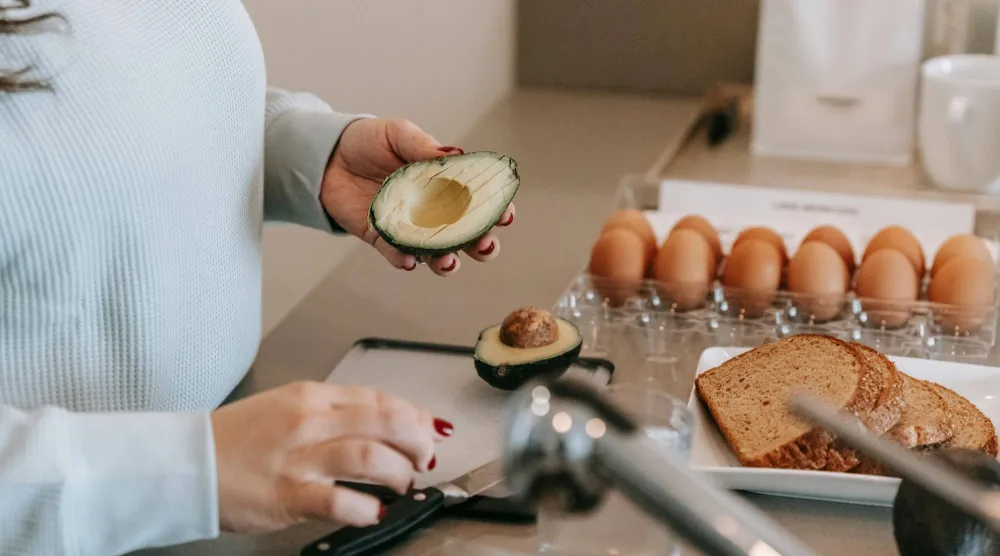 غسل البيض في المنزل لا يُزيل الجراثيم بل قد يسمح لها بالتغلغل داخل القشرة (بيكسلز)