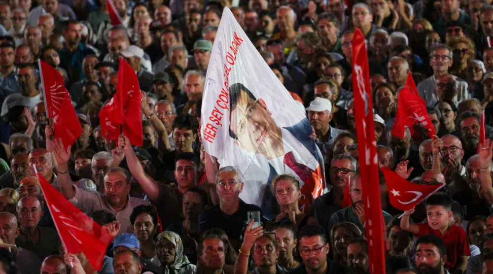 أنصار رئيس بلدية إسطنبول إمام أوغلو في أحد التجمعات لدعمه عقب اعتقاله في مارس 2025 (حزب الشعب الجمهوري - «إكس»)