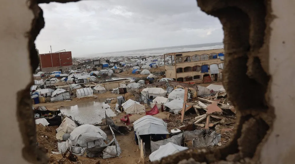 خيام تؤوي عائلات فلسطينية نازحة نُصبت على طول شاطئ مدينة غزة في حين تجتاح رياح شتوية قوية القطاع (أ.ف.ب)