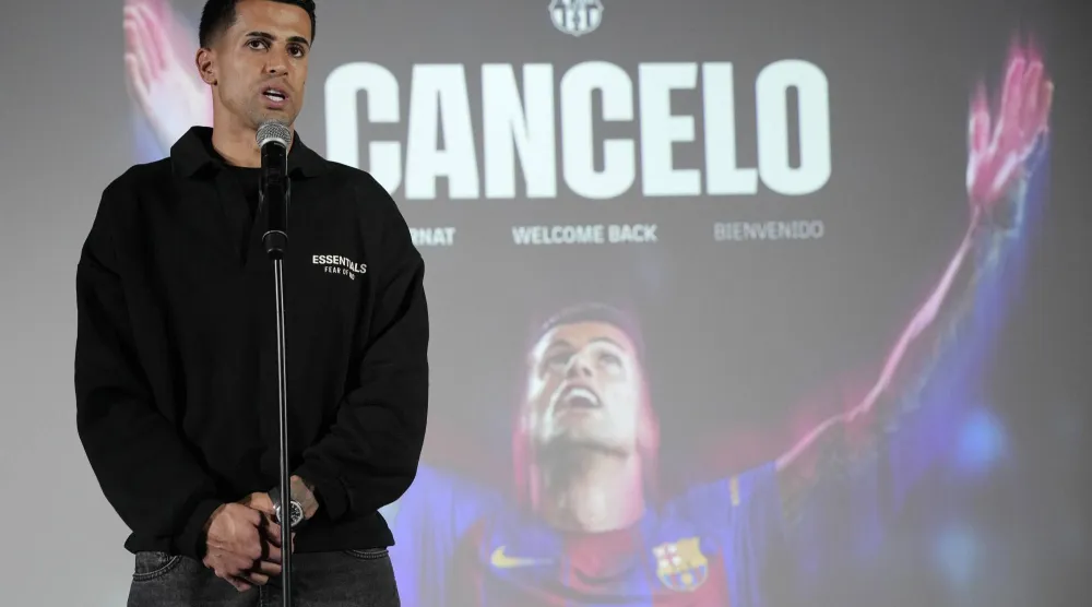 البرتغالي جواو كانسيلو مدافع برشلونة الجديد (إ.ب.أ)