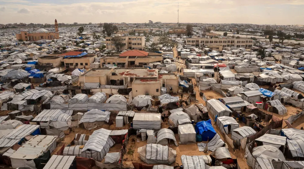 خيم لنازجين فلسطينيين في خان يونس بغزة (رويترز)