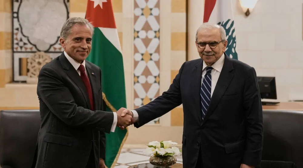 رئيس الحكومة اللبنانية نواف سلام ونظيره الأردني جعفر حسان بعد توقيع الاتفاقيات في بيروت (أ.ب)