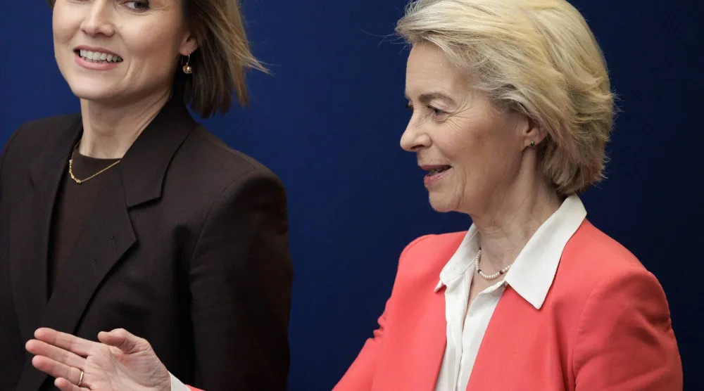 أورسولا فون دير لاين إلى جانب رئيسة حكومة آيرلندا كريسترون فروستدوتير في بروسك (إ.ب.أ)