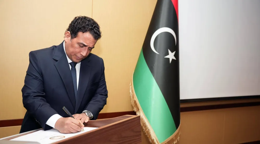 المنفي لحظة توقيع ميثاق المصالحة الوطنية الأسبوع الماضي (مكتب المنفي)