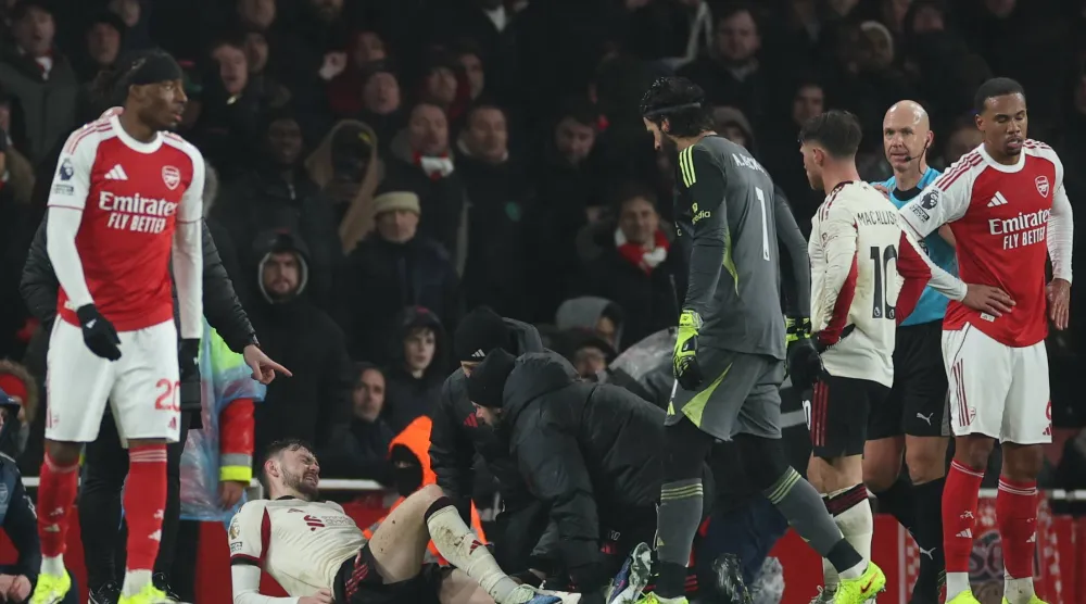 كونور برادلي لاعب ليفربول أُصيب خلال مواجهة آرسنال (أ.ب)