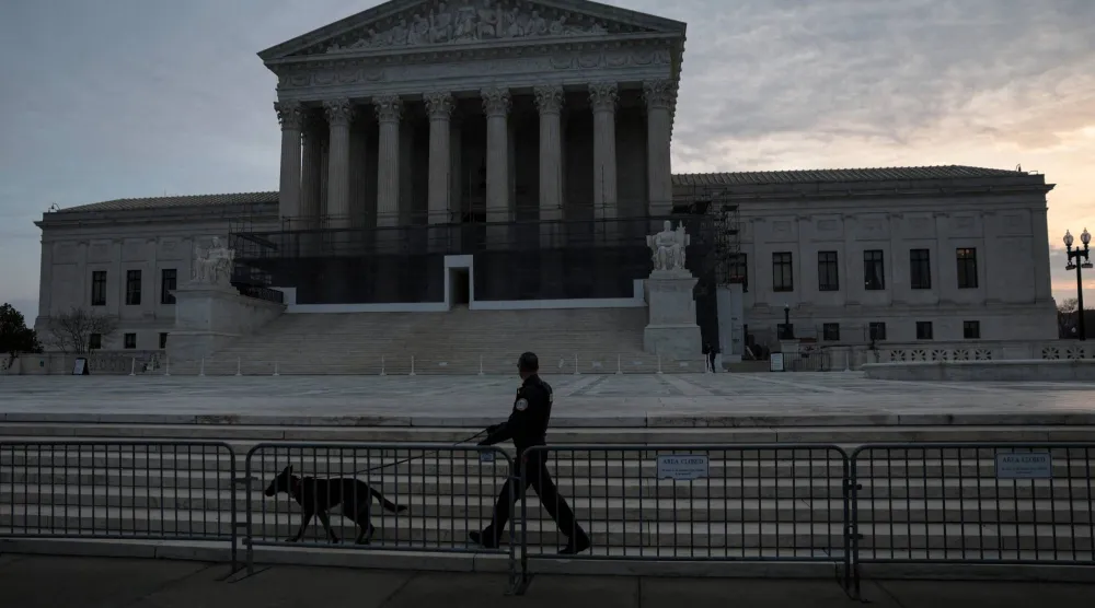 وحدة كلاب من شرطة المحكمة العليا الأميركية تقوم بدوريات أمام مبنى المحكمة في واشنطن (رويترز)