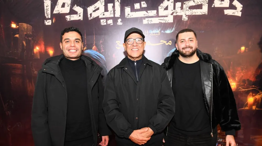 أشرف عبد الباقي في صورة مع عدد من صناع الفيلم بالعرض الخاص (الشركة المنتجة)