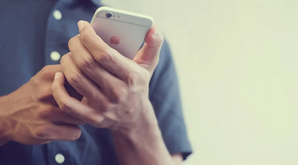 تُظهر الدراسة أن تصور مستخدمي «واتساب» لسلوكهم في المراسلة غالباً لا يتطابق مع بيانات الاستخدام الفعلية (شاترستوك)