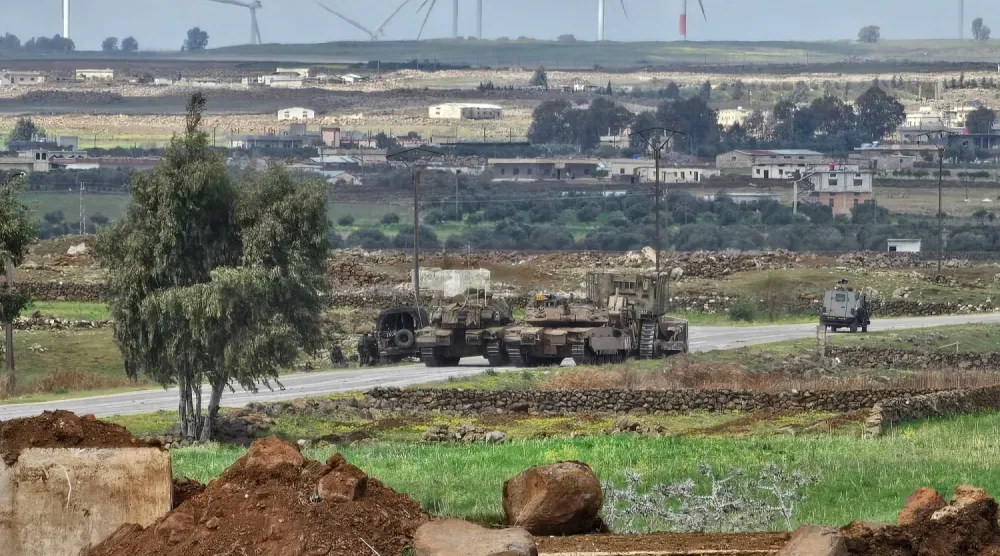 İsrail ordusuna ait tanklar ve buldozerler, 19 Mart'ta Suriye'nin Kuneytra kentinin güneyindeki Ebu Diyab Askeri Üssü’nden geçerken (AFP)