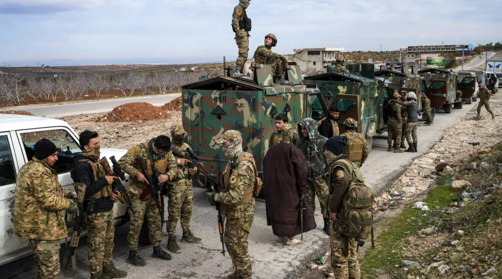 حشد من جنود الجيش السوري على الطريق السريع M4 باتجاه دير حافر بريف حلب الشرقي حيث حشود مقابلة لقسد    (إ.ب.أ)