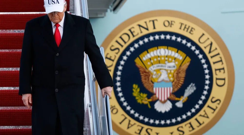  ترمب من الطائرة الرئاسية عند وصوله إلى قاعدة أندروز المشتركة في ماريلاند الثلاثاء(أ.ب)