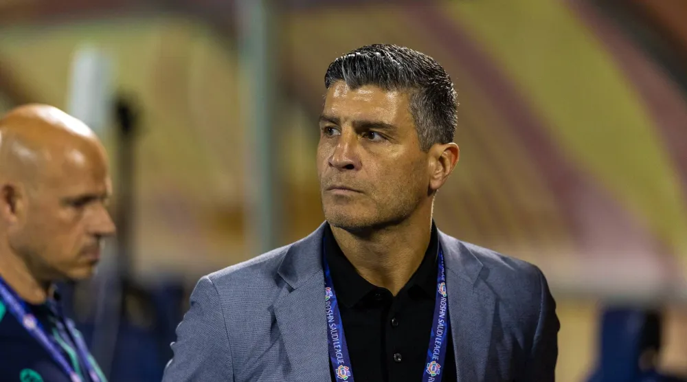 بيدرو إيمانويل مدرب فريق الفيحاء (تصوير: عيسى الدبيسي) 