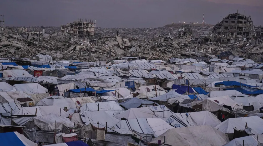  A tent camp for displaced Palestinians stretches across the Zeitoun neighborhood of Gaza City, Wednesday, Jan. 14, 2026. (AP) 