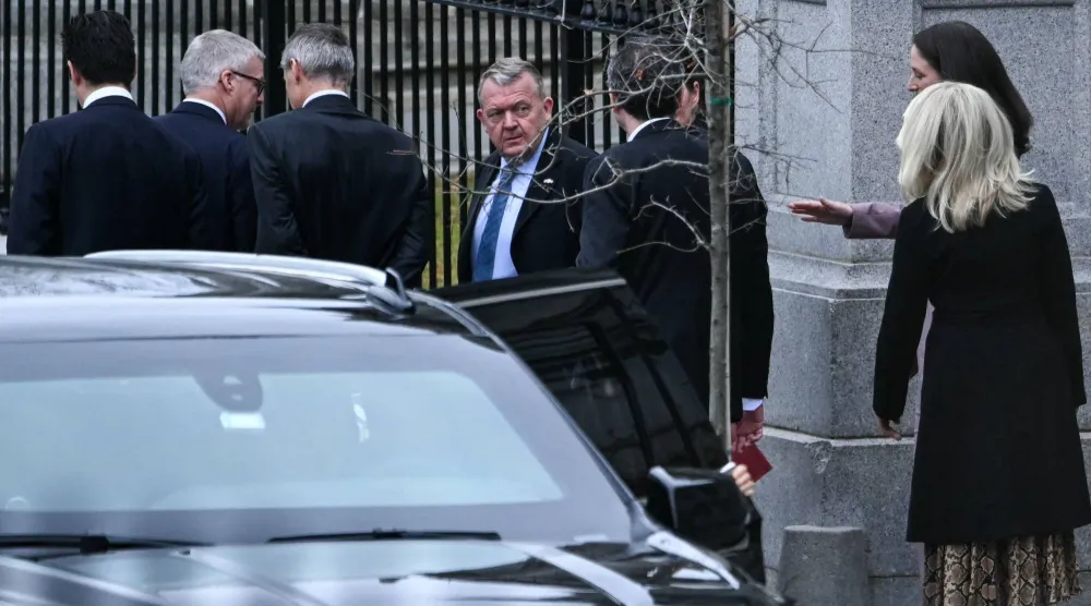 وزير الخارجية الدنماركي لارس لوك راسموسن (في الوسط) يغادر مبنى أيزنهاور التنفيذي في حرم البيت الأبيض عقب اجتماع مع وزير الخارجية الأميركي ماركو روبيو ونائب الرئيس الأميركي جيه دي فانس في العاصمة واشنطن... 14 يناير 2026 (أ.ف.ب)