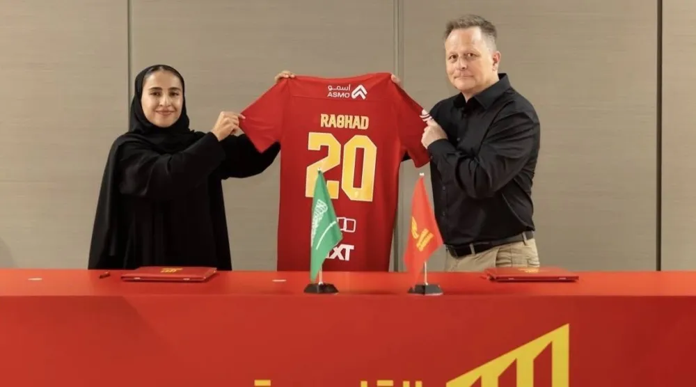 رغد الشهراني تتسلم قميصها من ممثل نادي القادسية رس فريز (موقع النادي)