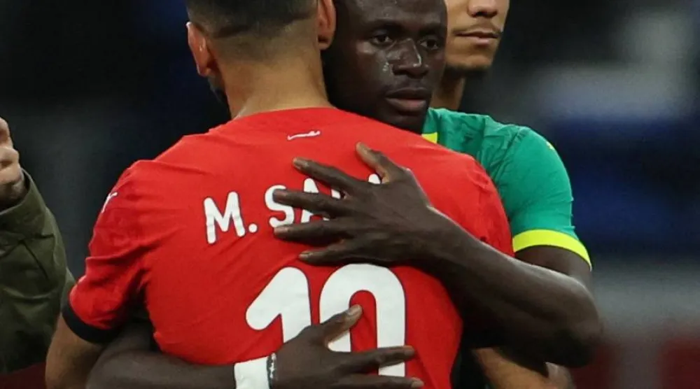 ماني وصلاح في لقطة معبرة بعد نهاية المباراة (رويترز) 