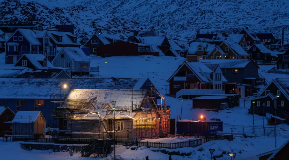 Grönland'ın başkenti Nuuk'un merkezinde bir caddede yürüyen insanlar (AP)