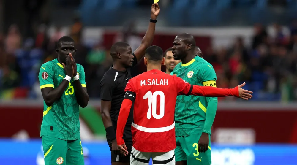 كوليبالي لحظة تلقيه البطاقة الصفراء (رويترز) 