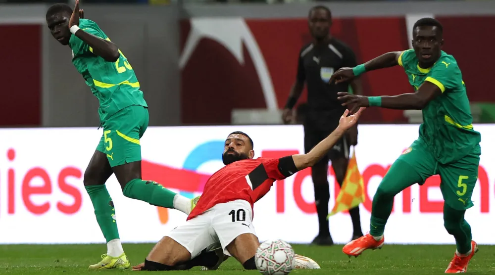 صلاح يتعرض للسقوط في إحدى الهجمات المصرية (رويترز)