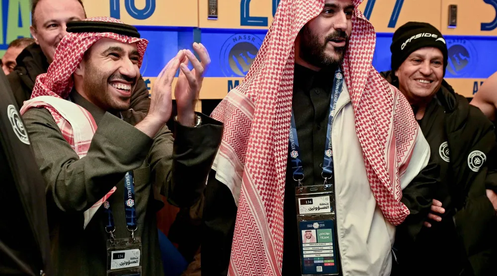 المالك محتفلاً مع لاعبي الشباب بعد الفوز على نيوم (موقع النادي)