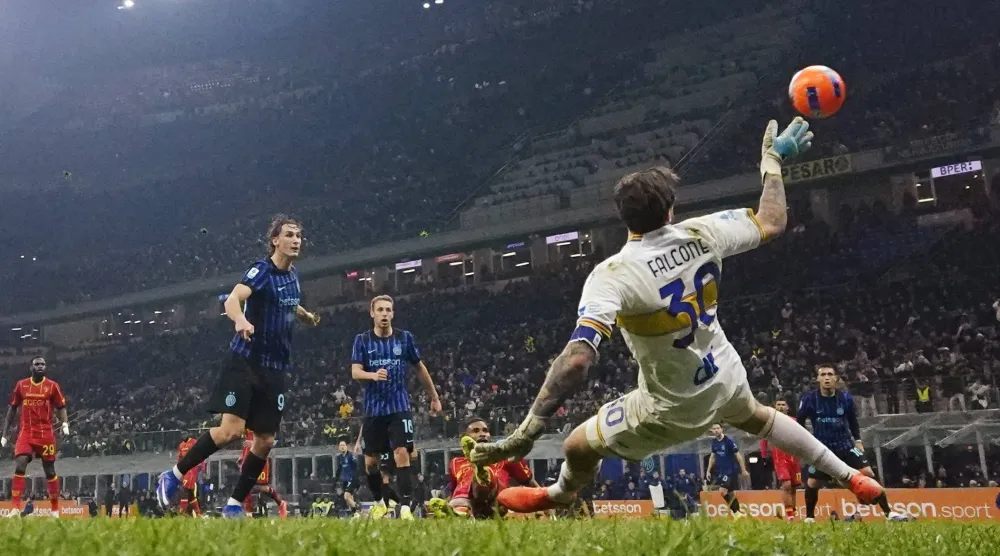  إسبوزيتو لدى تسجيله هدف المباراة الوحيد (رويترز)