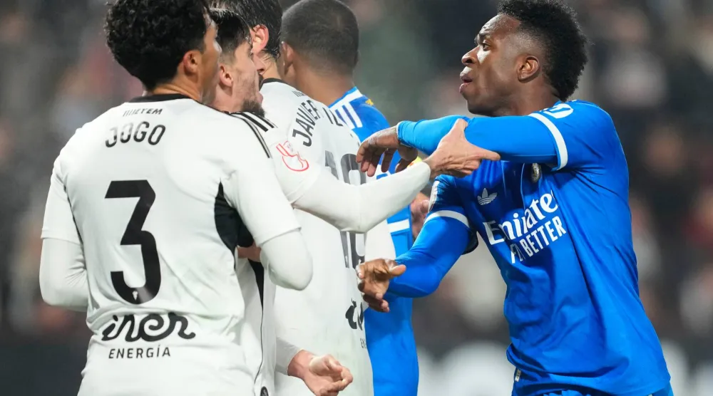 فينيسيوس في شجار مع لاعبي ألباسيتي (أ.ب)