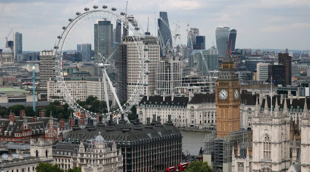 منظر عام لدولاب لندن وبيغ بن والحي المالي من موقع مشروع برودواي وسط لندن (رويترز)