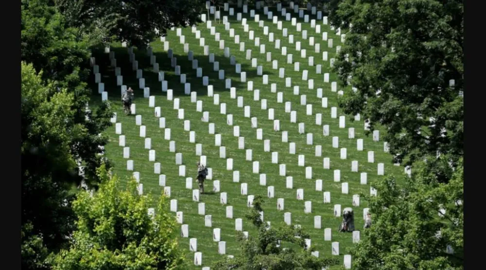 المقبرة الأميركية تحتوي على رفات تعود إلى حرب استقلال الولايات المتحدة (رويترز)