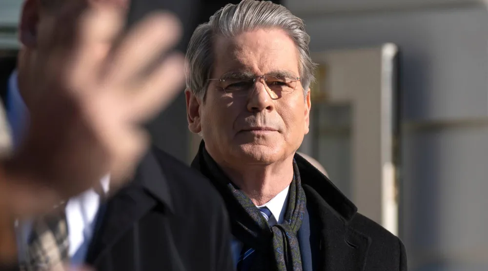 وزير الخزانة سكوت بيسنت يراقب بينما يتحدث الرئيس دونالد ترمب إلى الصحافيين في الحديقة الجنوبية للبيت الأبيض (أ.ب)