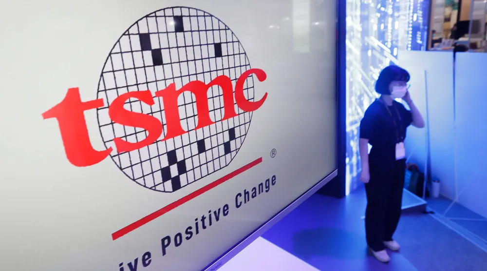 شعار شركة «تي إس إم سي» خلال معرض تايوان للابتكار التكنولوجي في مركز التجارة العالمي بتايبيه (أ.ب)