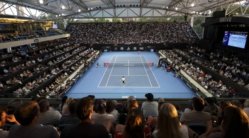 هاوٍ يفجّر المفاجأة في مواجهة نخبة من نجوم كرة المضرب ويحرز جائزة مليون دولار أسترالي (إ.ب.أ)