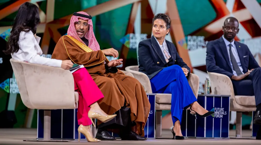 وزير الصناعة والثروة المعدنية متحدثاً للحضور في الجلسة الحوارية على هامش مؤتمر التعدين الدولي (الشرق الأوسط)