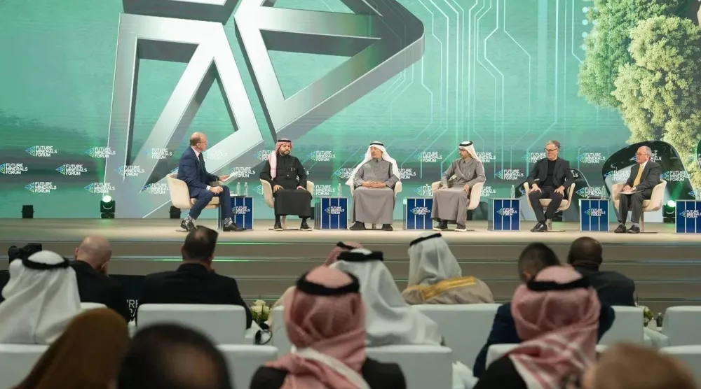 جانب من الجلسة الحوارية على هامش «مؤتمر التعدين الدولي» (الشرق الأوسط)